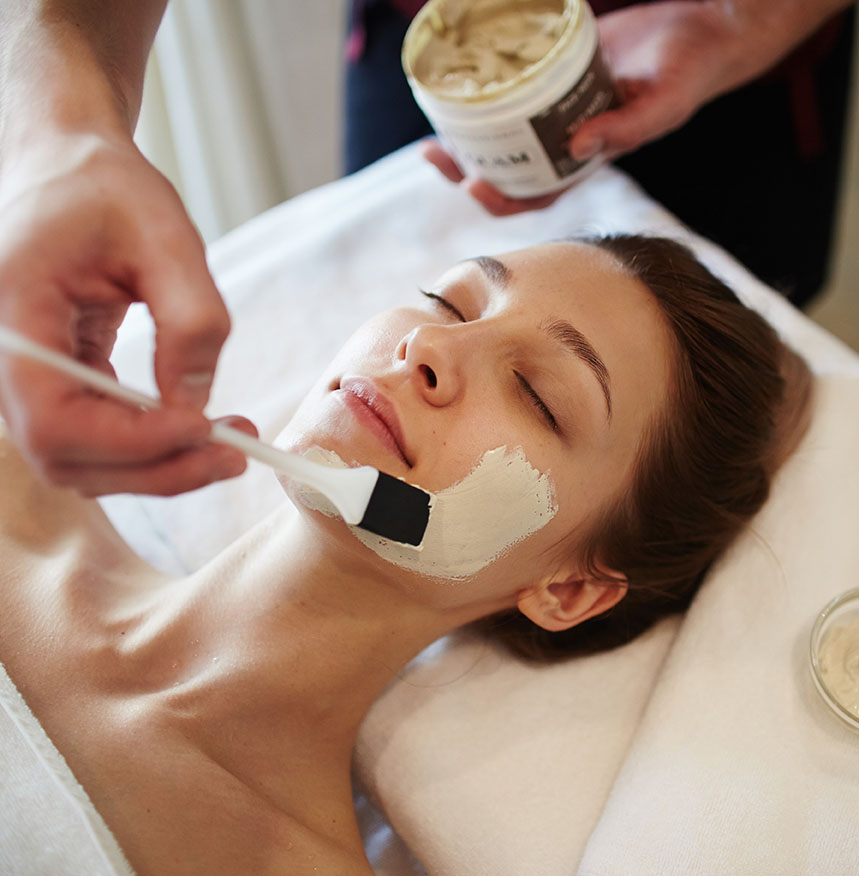zabieg w salonie kosmetycznym pielęgnacja twarzy maska nawilżająca