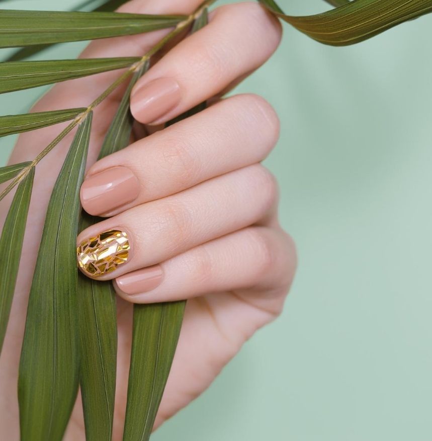 manicure paznokci przedłużanie paznokci zadbane dłonie i paznokcie