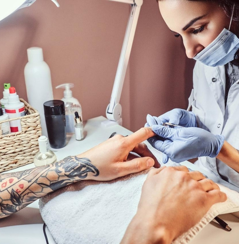 manicure dla mężczyzn w salonie kosmetycznym