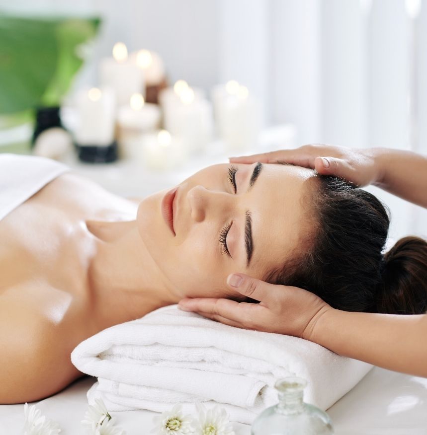 kobieta podczas masażu twarzy w salonie kosmetycznym