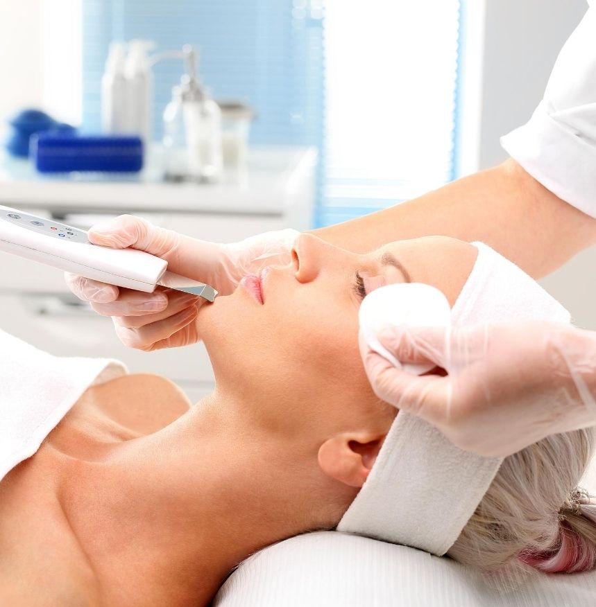 Peeling kawitacyjny oczyszczanie twarzy w salonie kosmetycznym