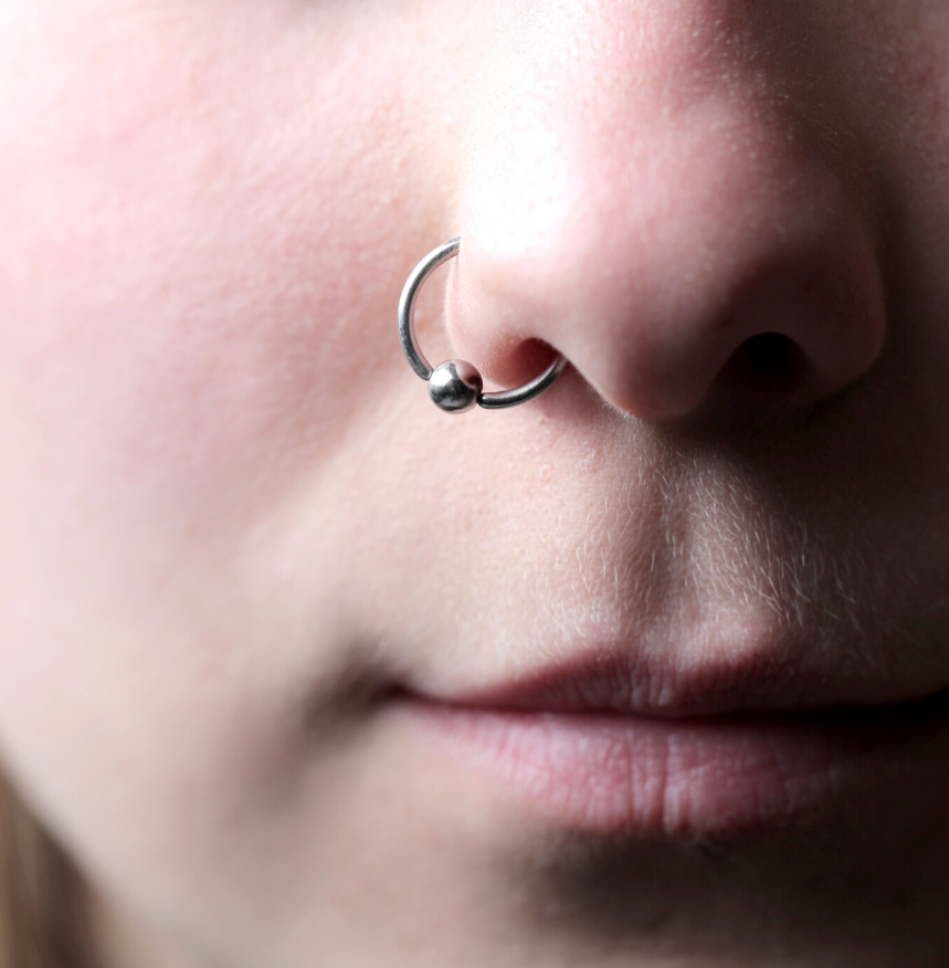 Profesjonalne, bezpieczne i bezbolesne przekłuwanie nosa w salonie kosmetycznym w Kłodzku