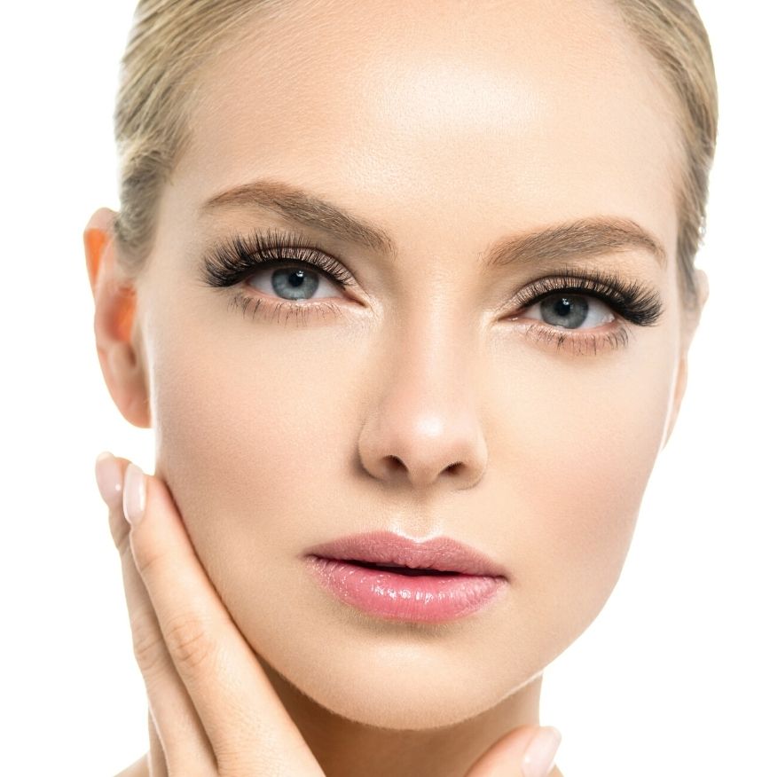 pudrowe brwi i przedłużanie rzęs w salonie kosmetycznym w Kłodzku